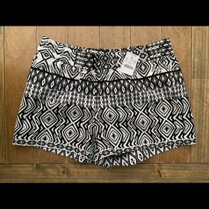 j crew, size 4, women’s shorts nwt Aztec with pockets!